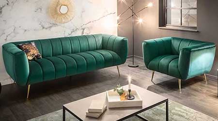 Salon avec fauteuil et canapé 3 places vert velours moderne