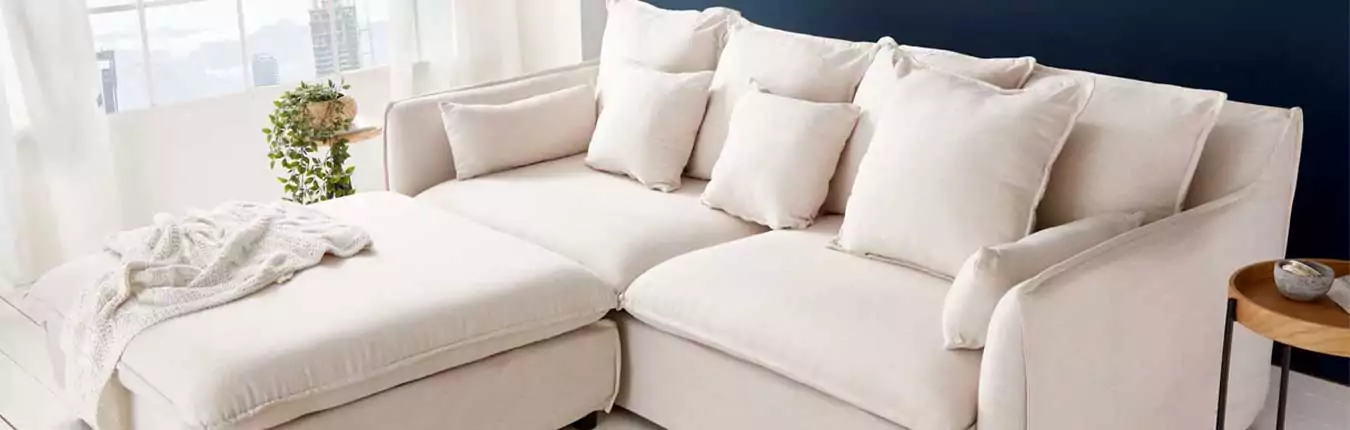canapé 3 places en lin beige avec pouf de salon