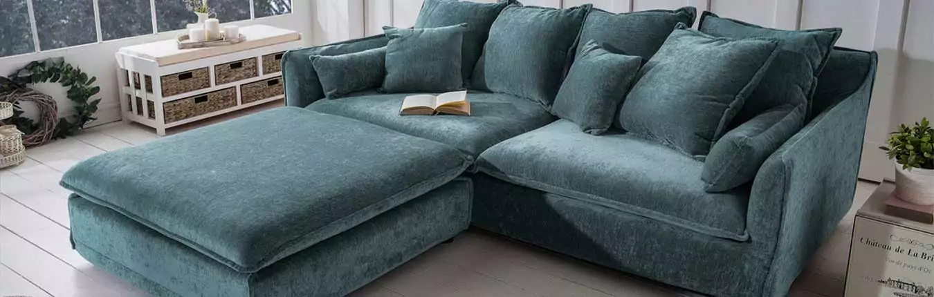 canapé bleu pétrole en velours avec pouf de salon en velours