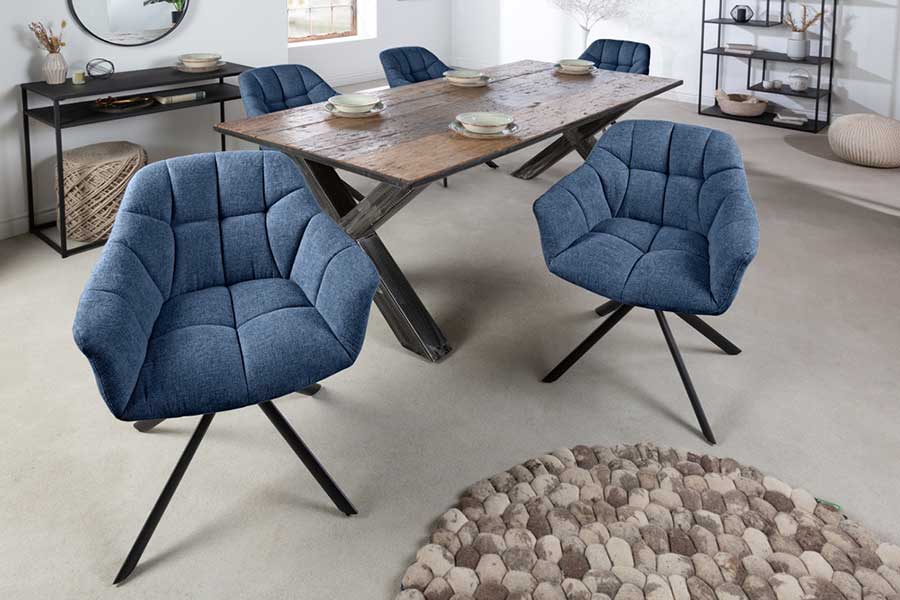 chaise moderne en tissu bleu et table de campagne en bois