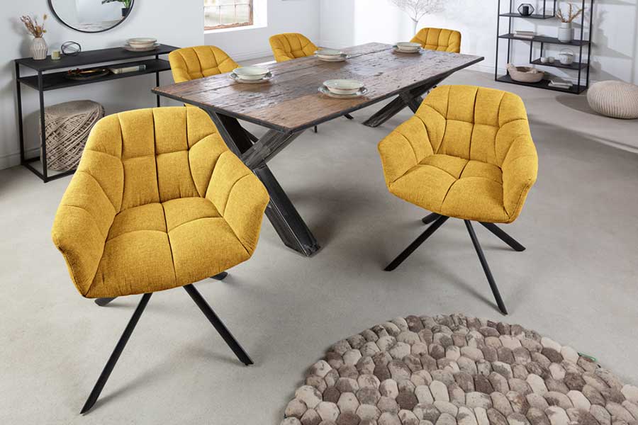 chaise moderne en tissu jaune et table de campagne en bois