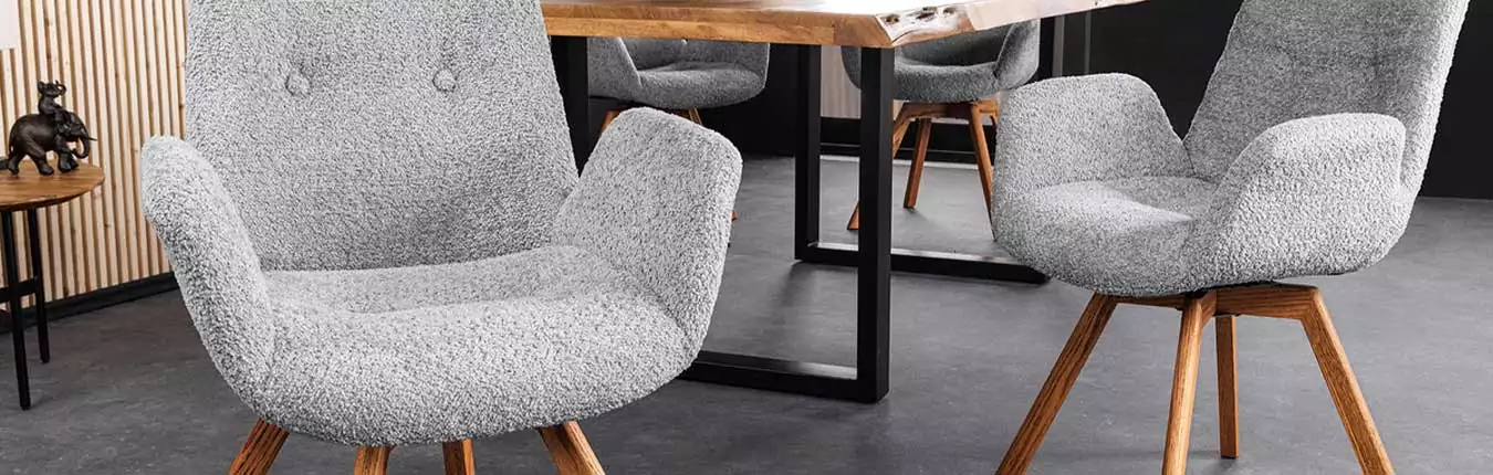 table bois massif et chaise scandinave grise et bois