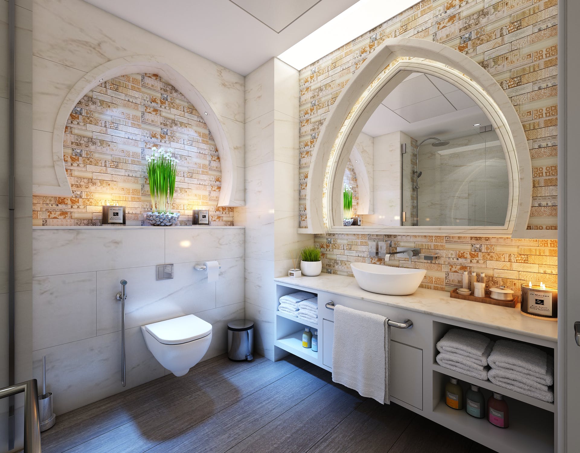 Une Salle De Bain Avec Toilettes Et Une Lumière Au Mur