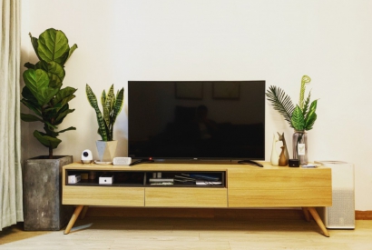 Comment percer son meuble télé pour faire passer ses câbles ?